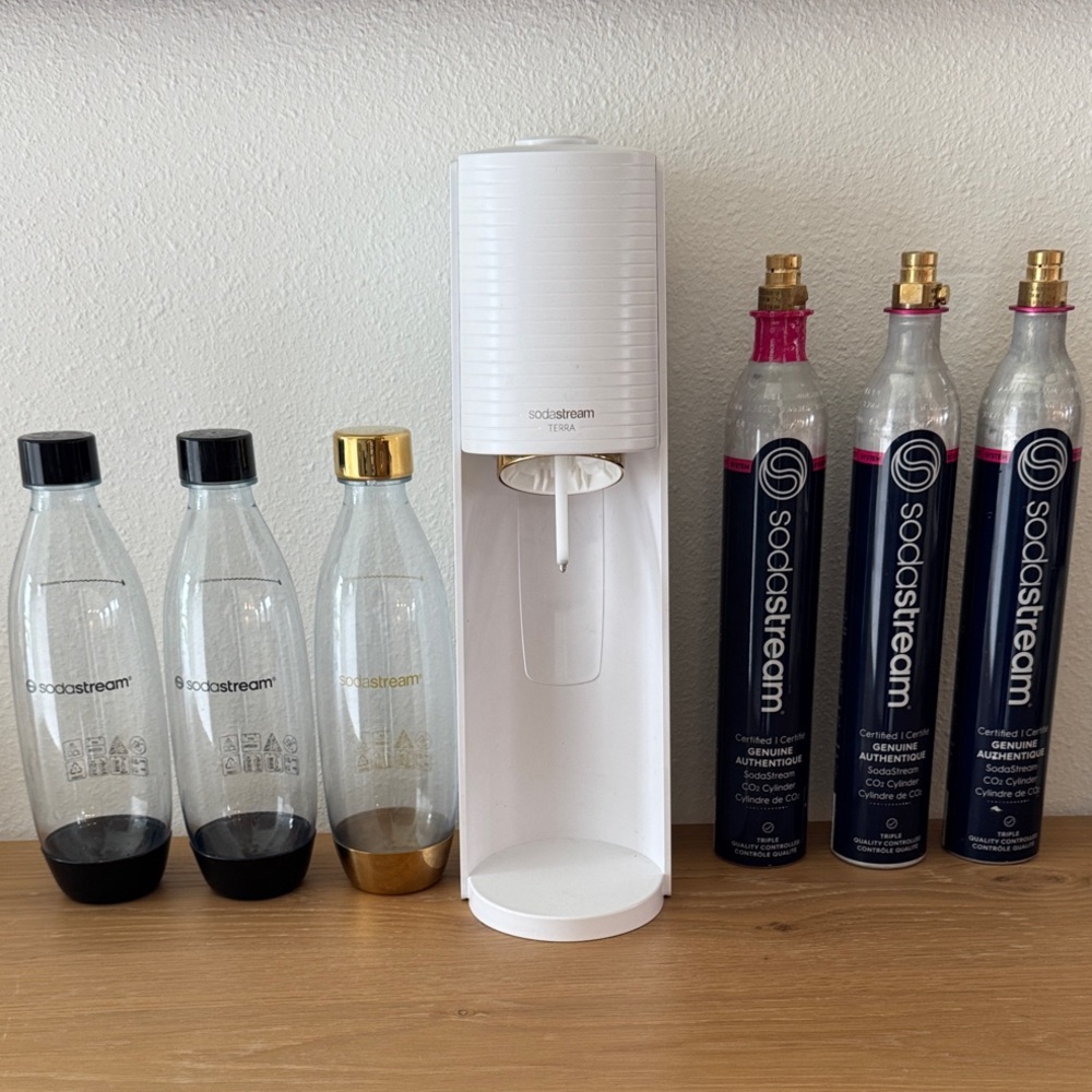 Sodastream TERRA Sparling Water Maker w/ 3 bottles and 3 *EMPTY* CO2 Canisters